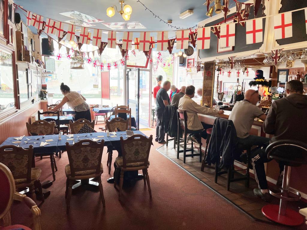 Lot: 112 - TOWN CENTRE BAR/EATERY WITH A TWO-BEDROOM AND A ONE DOUBLE BEDROOM ANNEXE/FLAT -